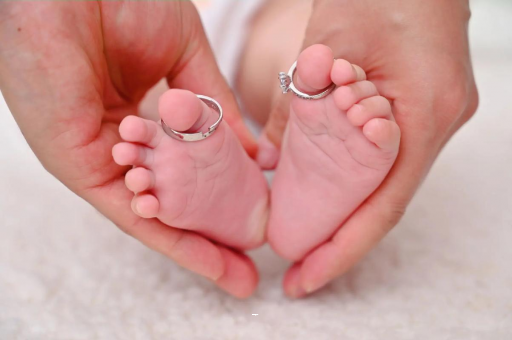 海宁宝宝吃奶呕吐